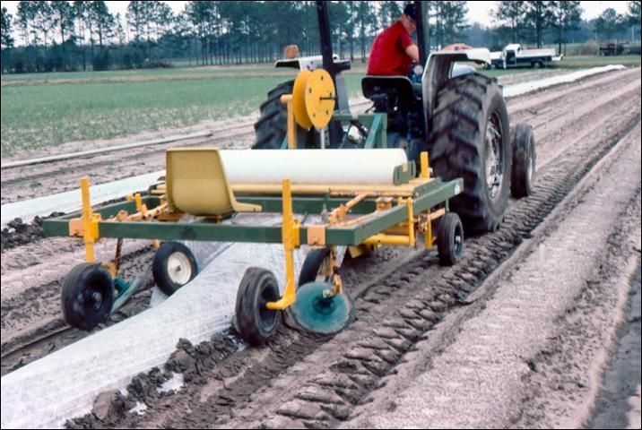 Figure 19. Mechanical applicator for single-row, floating row cover.