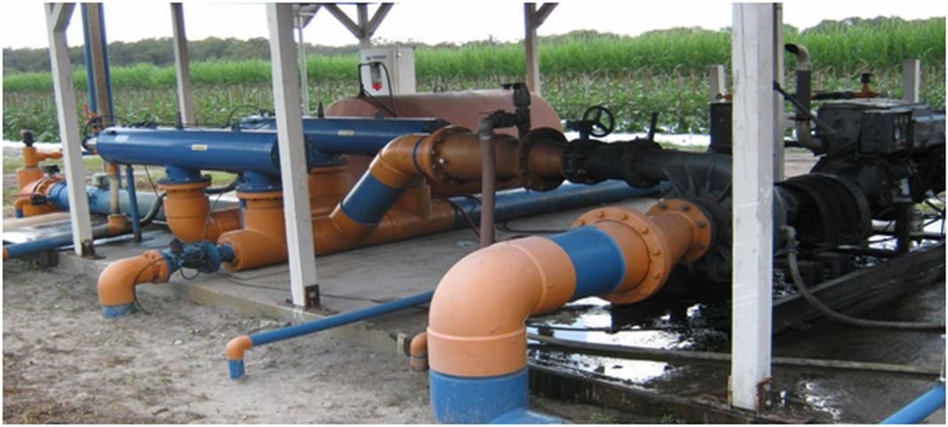 Figure 1. Vista panorámica de un cabezal central de riego por goteo/Panoramic view of a drip irrigation pump station.