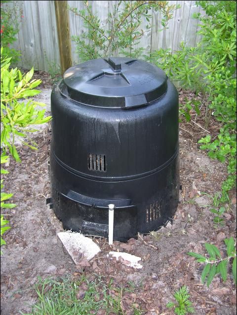 Figure 6. Mulch piles and compost bins can be inviting to rodents, which may attract snakes. Sturdy, sealed containers such as this can help to 